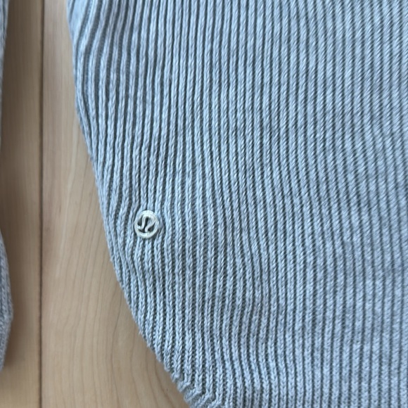 Lululemon sweater light weight size 6 - Picture 2 of 4